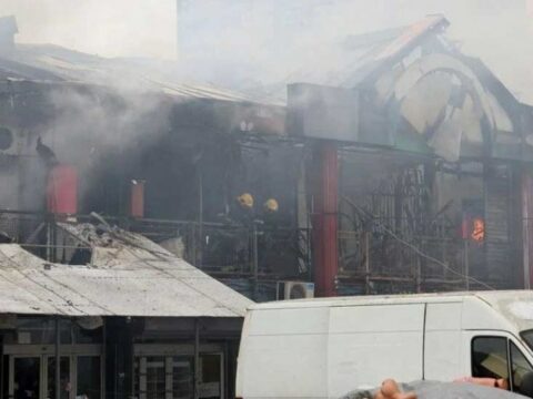 Böyük ticarət mərkəzlərindən biri YANIR – 76 canlı qüvvə və 25 yanğınsöndürən… 