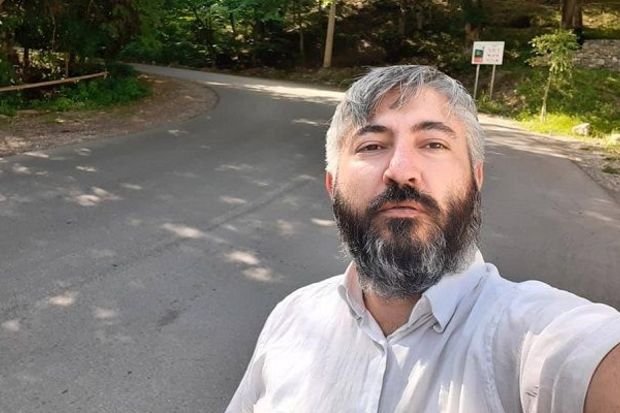 Vəzifəli şəxslərdən pul tələb edən sayt rəhbərinə hökm oxundu