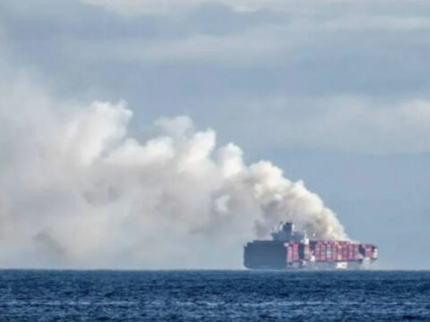 Husilər Yəmən sahillərində gəmiyə hücum ediblər