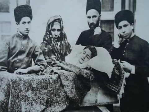 Hacı Zeynalabdin Tağıyevin oğlunun tabutu önündə FOTOSU