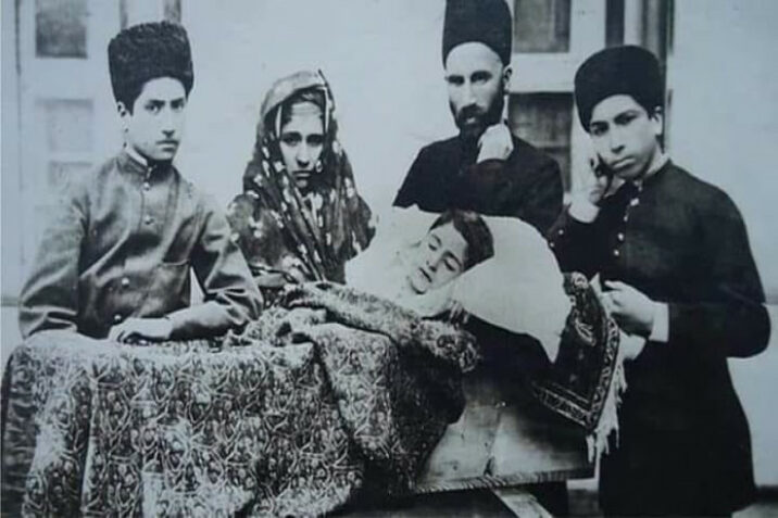 Hacı Zeynalabdin Tağıyevin oğlunun tabutu önündə FOTOSU