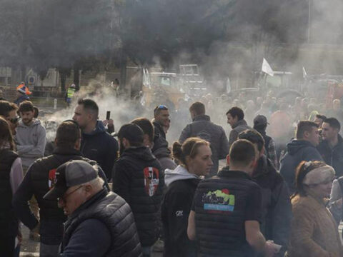 Etirazçılar Gömrük İdarəsinin binasını yandırdılar