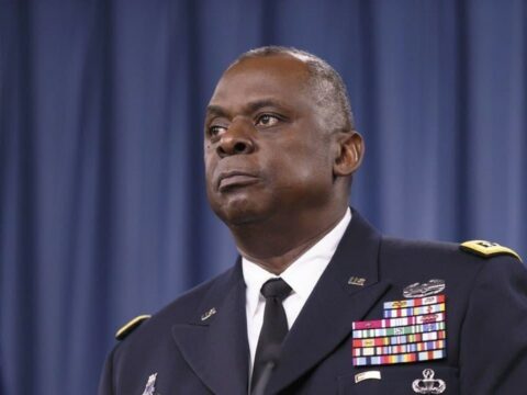 ABŞ müdafiə naziri müalicədən sonra yenidən işinə qayıdıb