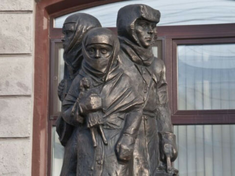 İrəvanda Leninqrad blokadasından sağ çıxan uşaqlara ucaldılmış abidə təhqir olunub