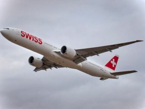 Sərnişini insult keçirən təyyarə Bakıya təcili eniş etdi