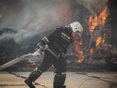 Ayaqqabı anbarında güclü yanğın başlayıb