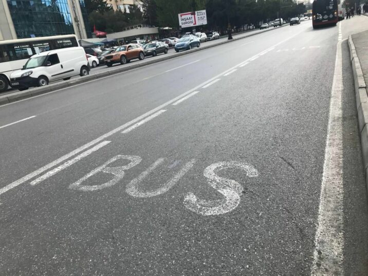 Avtobus və velosiped zolaqları özləri doğrulda bilirmi… Avtobus və velosiped zolaqları özləri doğrulda bilirmi…
