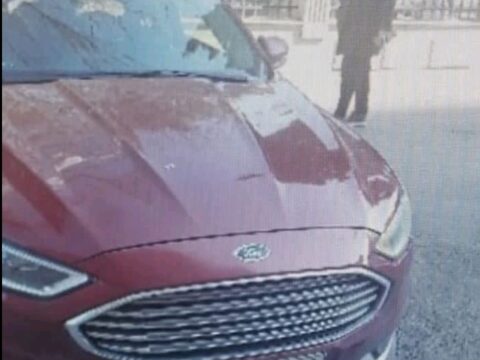 Maşını qanunsuz saxladı, onu cərimələyən polisə “irad tutdu”