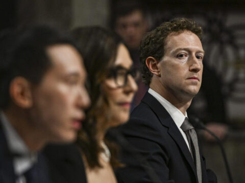 Mark Zukerberqin çətin anları – ABŞ senatında üzr istəməli oldu