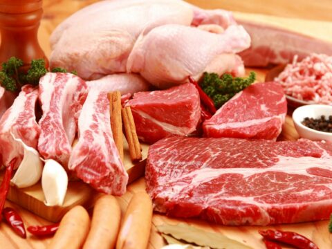 Azərbaycana ət idxalı ucuzlaşıb: Bəs bazarda vəziyyət niyə dəyişmir?