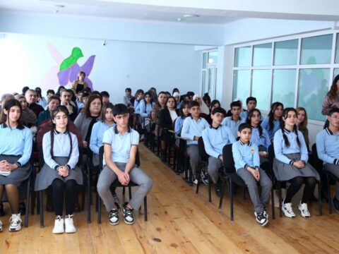 Xalq şairi: “Məktəb zirvələrə gedən pillədir”