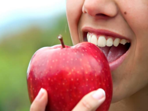 Alma yemək dişlərə necə təsir edir?