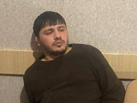 Qışqırır, söyüş söyür, məhbusları yatmağa qoymur
