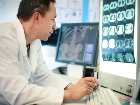 Koronavirus beyni 20 il qocaldır