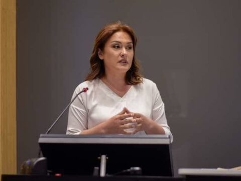 Şagirdlərin davranış pozuntusu: Tərbiyə işi ilə kim məşğul olmalıdır?