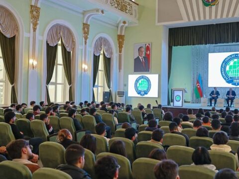 UNEC rektoru akademik borcu olan tələbələrlə görüşüb