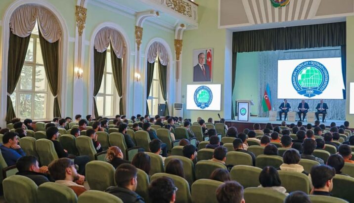 UNEC rektoru akademik borcu olan tələbələrlə görüşüb UNEC rektoru akademik borcu olan tələbələrlə görüşüb