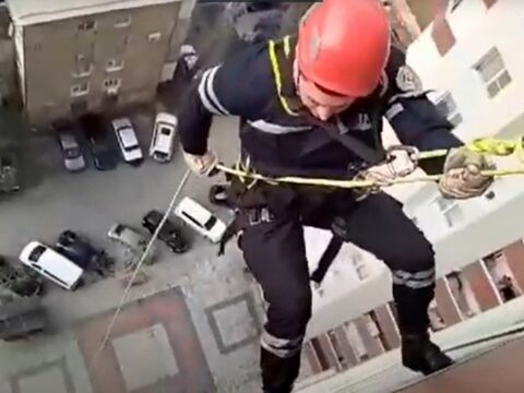 Bakıda köməksiz qalan azyaşlıların xilas edilməsinin görüntüləri yayılıb- VİDEO
