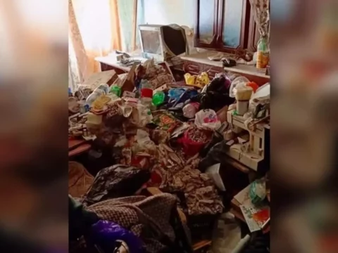 Qadın oğlunun və həyat yoldaşının cəsədlərini mənzilində saxlayaraq ev qəbirstanlığı düzəltdi-“Oğlumdan ayrılmaq istəmədim”