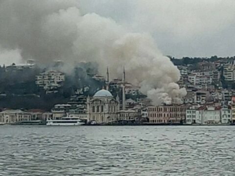 İstanbulda məscid yaxınlığında yanğın olub