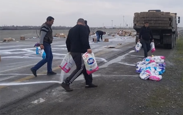 Tonlarla yuyucu toz yola dağıldı Tonlarla yuyucu toz yola dağıldı