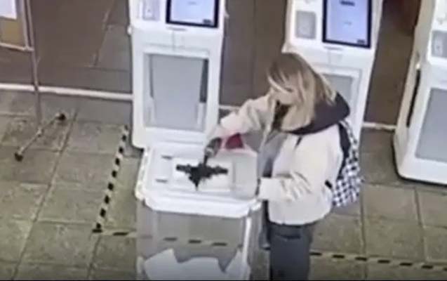 Rusiyada seçki qutularına boya tökdülər, kabinələr yandırıldı