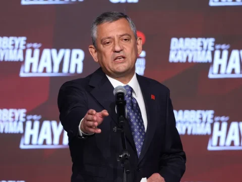 Özgür Özelin skandal  görüntüləri üzə çıxdı- Qəbir başında rakı keyfi