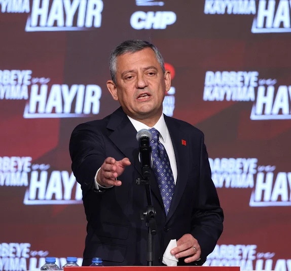 Özgür Özelin skandal  görüntüləri üzə çıxdı- Qəbir başında rakı keyfi