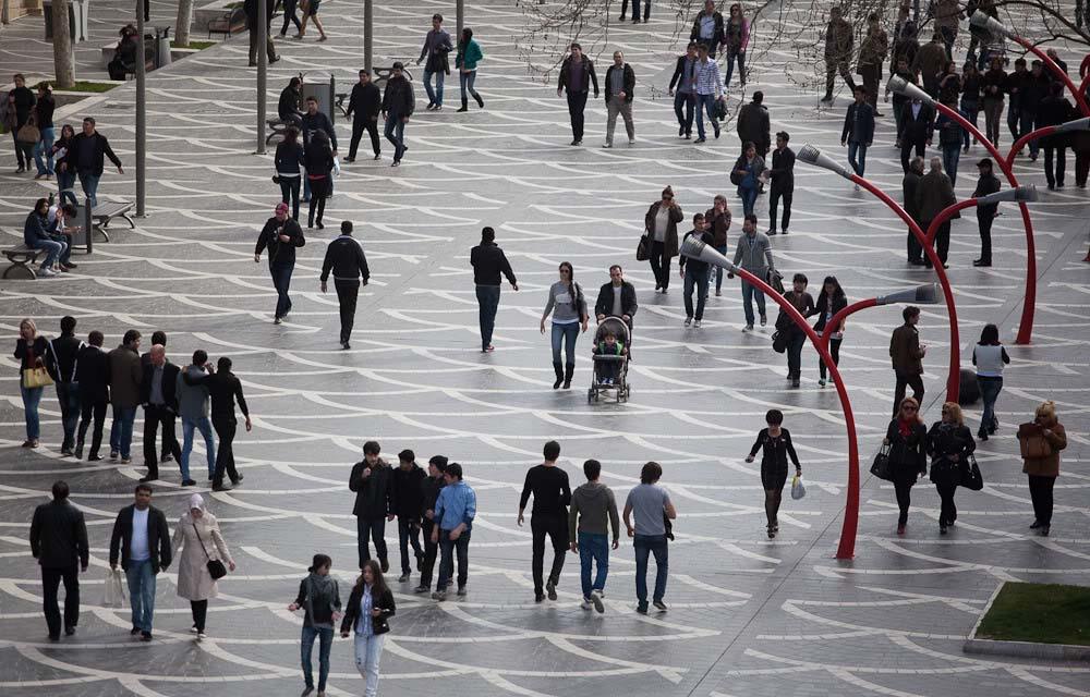 Azərbaycanda qadınların sayı azalıb