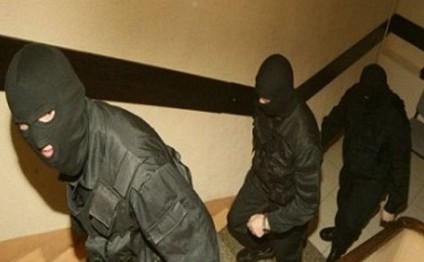 Göygöldə evə basqın edən maskalı şəxslər ər və arvadı xəstəxanalıq etdilər