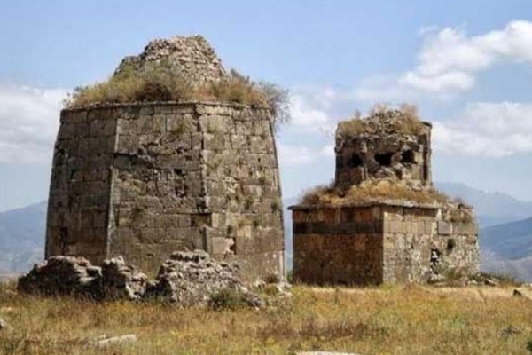Ermənilər Laçındakı ziyarətgah və məscidləri donuz tövləsinə çeviriblər