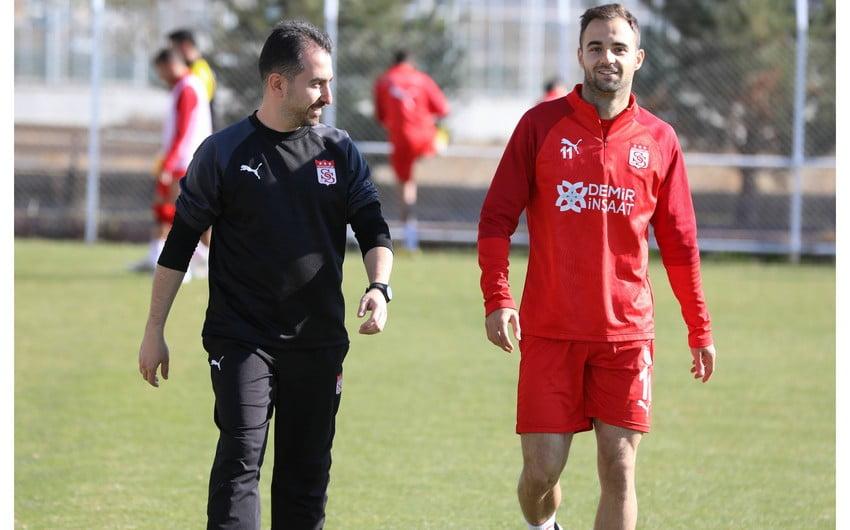 “Qarabağ”ın rəqibinin futbolçusu məşqlərə başladı