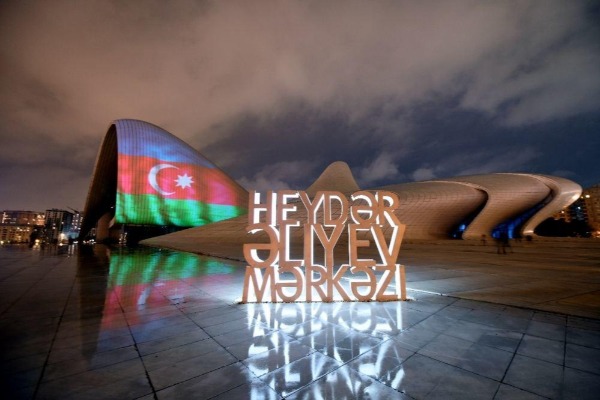 Bakı Azərbaycan bayrağı ilə işıqlandırılıb