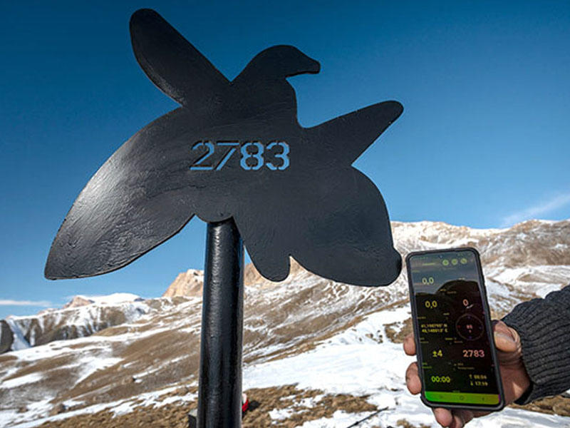 2783 m hündürlükdə şəhidlərin şərəfinə Xarıbülbül lövhəsi