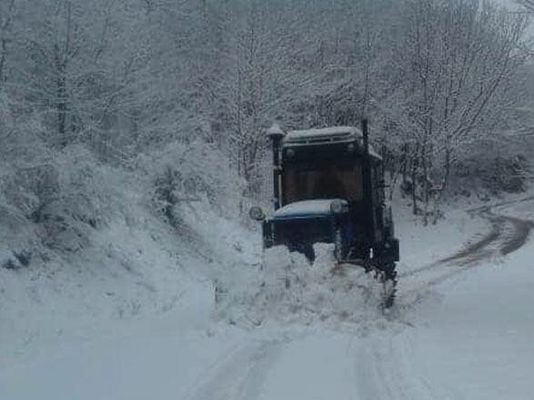 Quba-Xınalıq yolu qardan təmizlənir