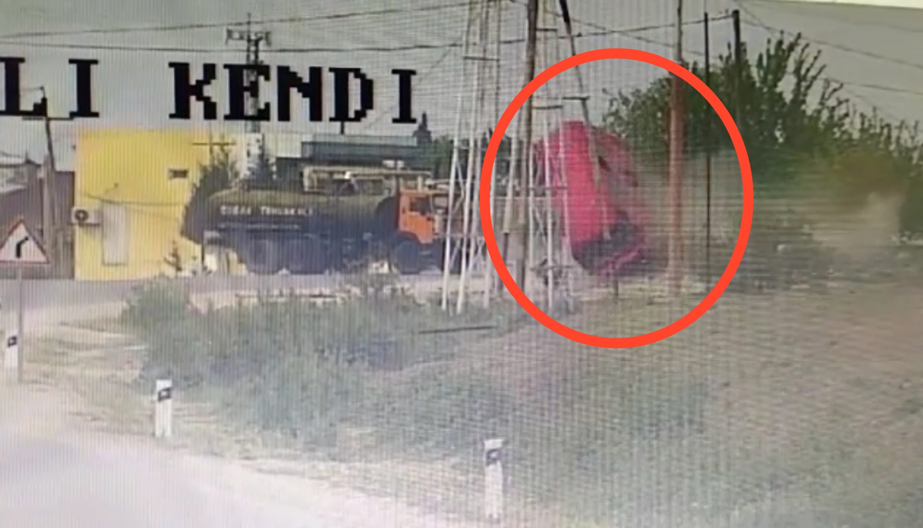 Kamaz” yola çıxdı, “Mercedes” toqquşmadan yayınarkən havaya uçdu – VİDEO