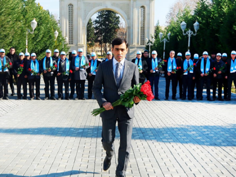 Kirayə pulu alan deputat hansı oliqarxın kürəkəninidir?