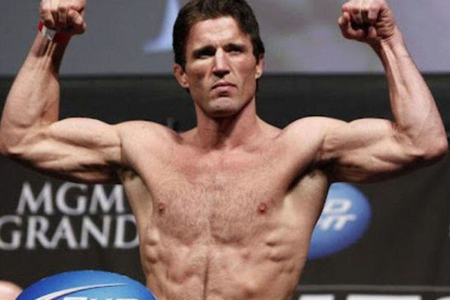 MMA döyüşçüsü beş nəfərlə əlbəyaxaya çıxdı