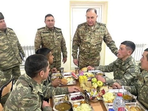 Baş Qərargah rəisi Kəlbəcərdə əsgərlərlə nahar etdi