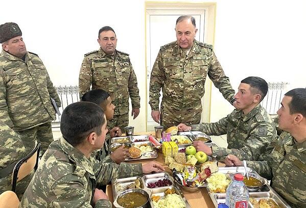 Baş Qərargah rəisi Kəlbəcərdə əsgərlərlə nahar etdi