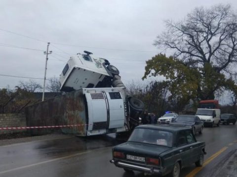 “Kamaz”la “Mercedes” toqquşdu- ölən var