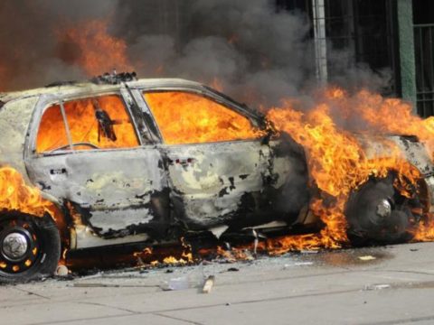 Cərimə yazdığına görə “Azərışığ”ın əməkdaşının maşını yandırıldı