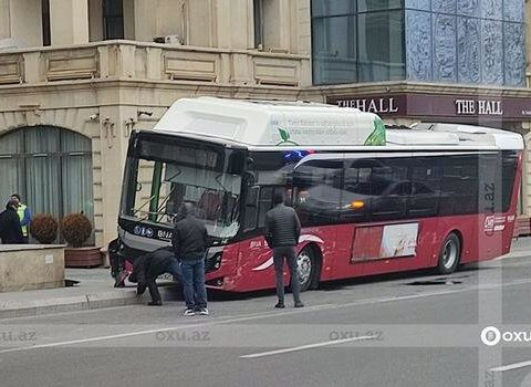 Bakıda sərnişin avtobusu qəza törətdi – Foto