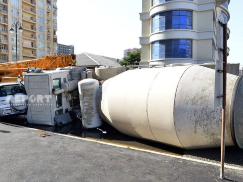 Bakıda betonqarışdıran maşın avtomobilin üzərinə aşıb, yaralananlar var – FOTO