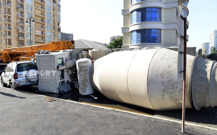 Bakıda betonqarışdıran maşın avtomobilin üzərinə aşıb, yaralananlar var – FOTO
