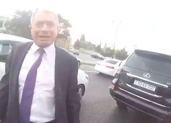Motosiklet sürücüsünü döyən vəzifəli şəxs DANIŞDI