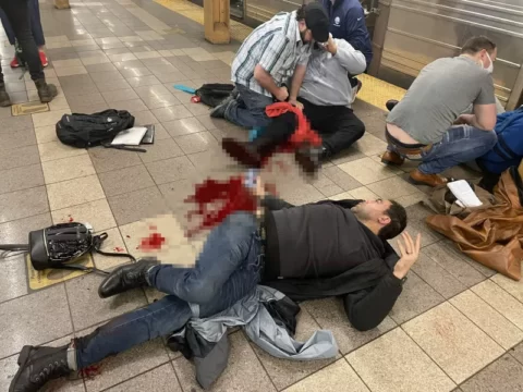 Nyu York metrosunda hücum: Önünə çıxanı  güllələdi