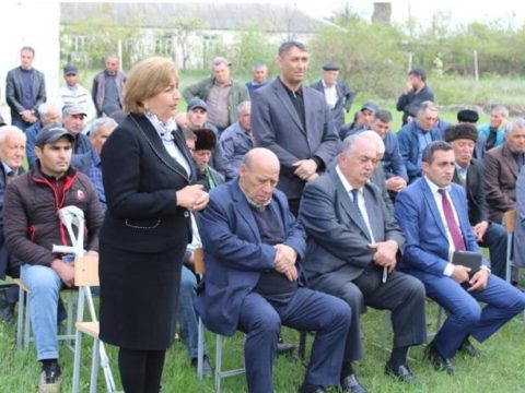 İcra başçısının vətəndaşlarla keçirdiyi qəbulda məmurlar mürgülədi — FOTO
