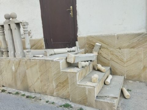 DİN partiya qərargahının qarşısındakı pilləkənin yararsız hala salınmasına münasibət bildirib