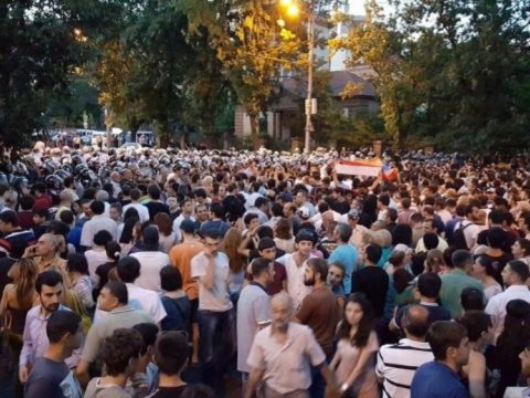 İrəvan yenidən qarışdı: müxalifət küçələri bağladı